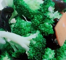 Broccoli and Black Mushroom Stir-fry