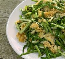 Stir-fried Eggs with Garlic Greens