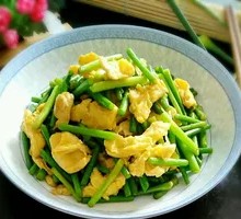 Stir-fried garlic shoots with eggs