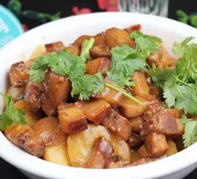 Braised Pork with Potatoes