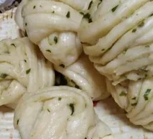 Flower-shaped steamed bun
