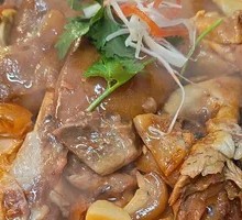 Braised Pork Knuckle in Clay Pot