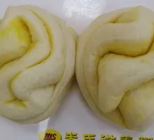 Flower-shaped steamed bun
