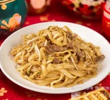 Stir-Fried Rice Noodles with Lean Pork and Egg