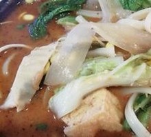 Braised Wide Noodles with Beef Tendon in Clay Pot