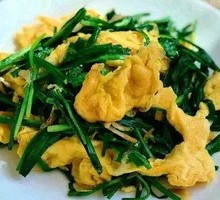 Stir-fried eggs with chives