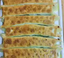 韭菜鸡蛋虾仁锅贴