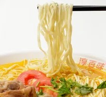 Golden Tomato Beef Noodles with Small Yellow Peppers