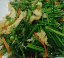 Stir-fried Eggs with Leek Flowers