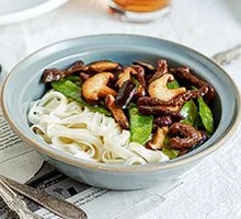 Stir-Fried Beef and Mushroom Noodles