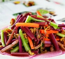 Fiddlehead Fern Stir-Fried with Shredded Pork