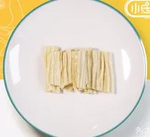Fragrant Celery and Tofu Skin Stir-Fried Pork