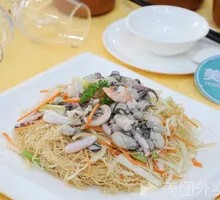 Stir-Fried Rice Noodles with Seafood