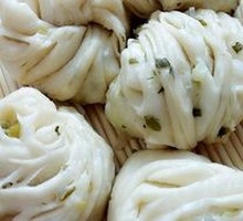 Flower-shaped steamed bun