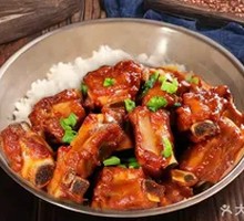 Braised Pork Ribs in Wooden Bucket Rice