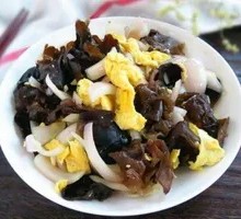 Stir-fried eggs with wood ear mushrooms
