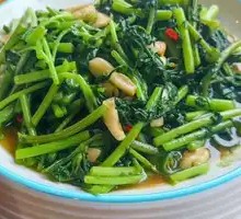 Stir-Fried Garlic Chrysanthemum Greens