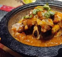 Stewed Pork Shank with Yellow Mushrooms in Hot Pot