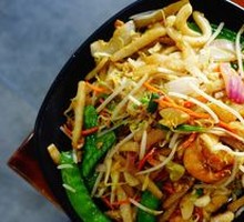 Stir-Fried Rice Noodles with Seafood