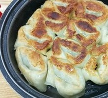 Pan-fried Dumplings with Noodles