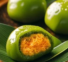 Egg Yolk and Pork Floss Green Rice Cake