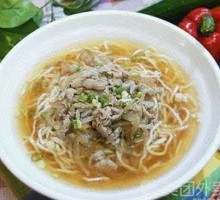 Pickled Vegetable and Pork Noodles in Spicy Sauce