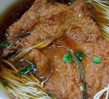 Scallion Grilled Pork Cutlet with Fried Egg Noodles