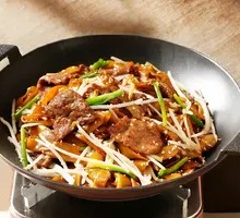 Golden Garlic Stir-Fried Beef Rice Noodles