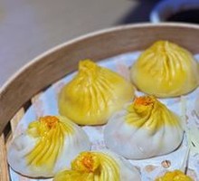 Homemade Hand-Deconstructed Large Yellow Crab Roe Steamed Bun