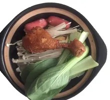 Stewed Chicken Leg Noodles in Clay Pot