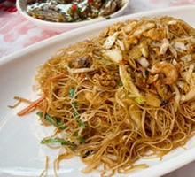 Stir-Fried Seafood with Dried Rice Noodles