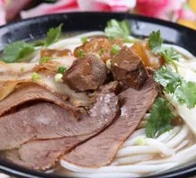 Pork Noodle Soup with Lean and Fat Meat