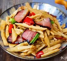 Stir-fried Bamboo Shoots with Preserved Pork in Wooden Bucket Rice