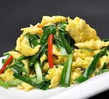 Stir-Fried Eggs with Leeks in Wooden Bucket Rice