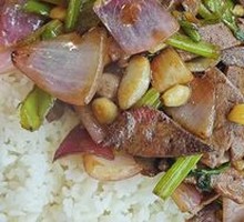 Stir-Fried Pork Liver in Wooden Bucket Rice