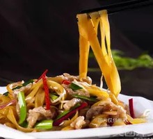 Stir-Fried Rice Noodles with Shredded Pork and Egg