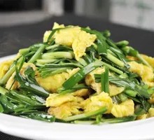 Stir-fried eggs with chives