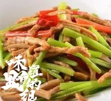 Stir-fried shredded pork with celery and tofu skin