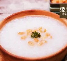 Slow-Cooked Rice Porridge with Plump Grains and Fresh Scallop