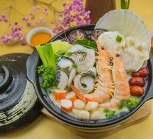 Fresh Shrimp, Scallop, and Fish Fillet Hot Pot Rice Porridge