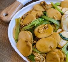 Stir-fried Pork, Egg, and Bok Choy with Rice Noodles