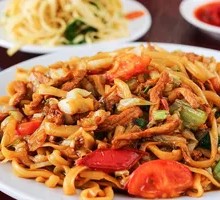 Stir-Fried Noodles with Shredded Meat