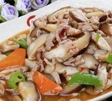 Braised Pork and Mushroom Rice in Clay Pot