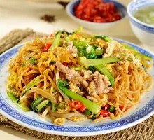 Shredded Pork with Bean Sprouts and Rice Noodles Stir-fry
