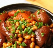 Stewed Pork Trotter with Soybeans in Clay Pot Rice