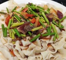 Garlic Chives Stir-Fried Lamb Noodles
