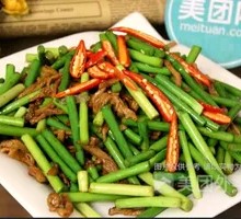 Garlic Shoots with Shredded Pork