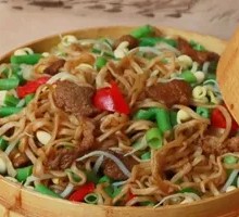 Spicy Garlic Chives Stir-Fried Meat Steamed Noodles