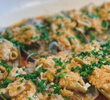 Garlic Fried Rice Noodles with Giant Clams