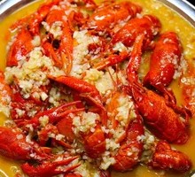 Spicy Garlic Lobster in Golden Soup
